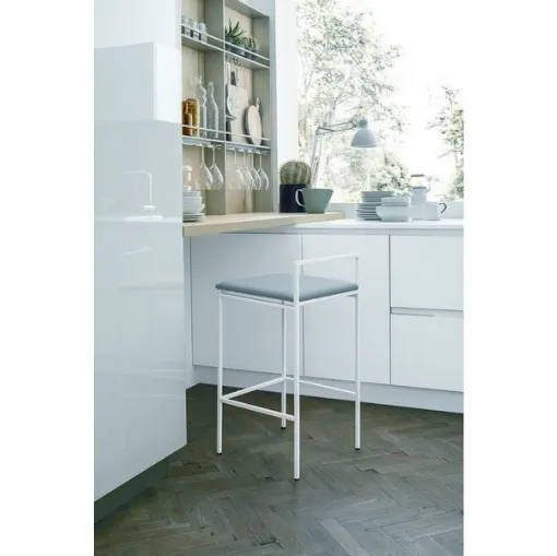 Sgabello in metallo bianco gesso con seduta in ecopelle July di Sedit