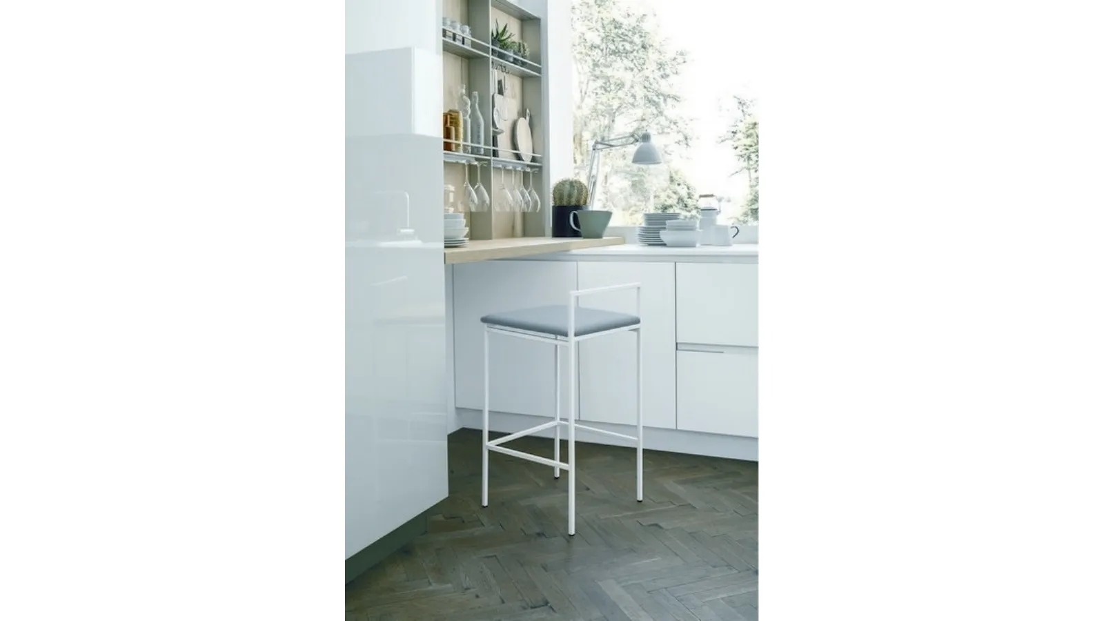 Sgabello in metallo bianco gesso con seduta in ecopelle July di Sedit