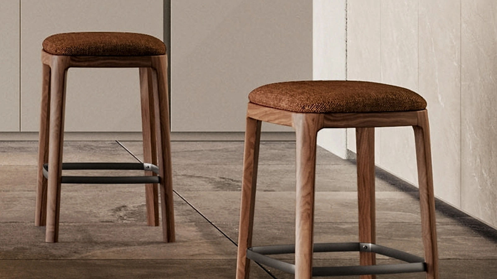 Sgabello Gulp con seduta imbottita e base in legno di Dall'Agnese