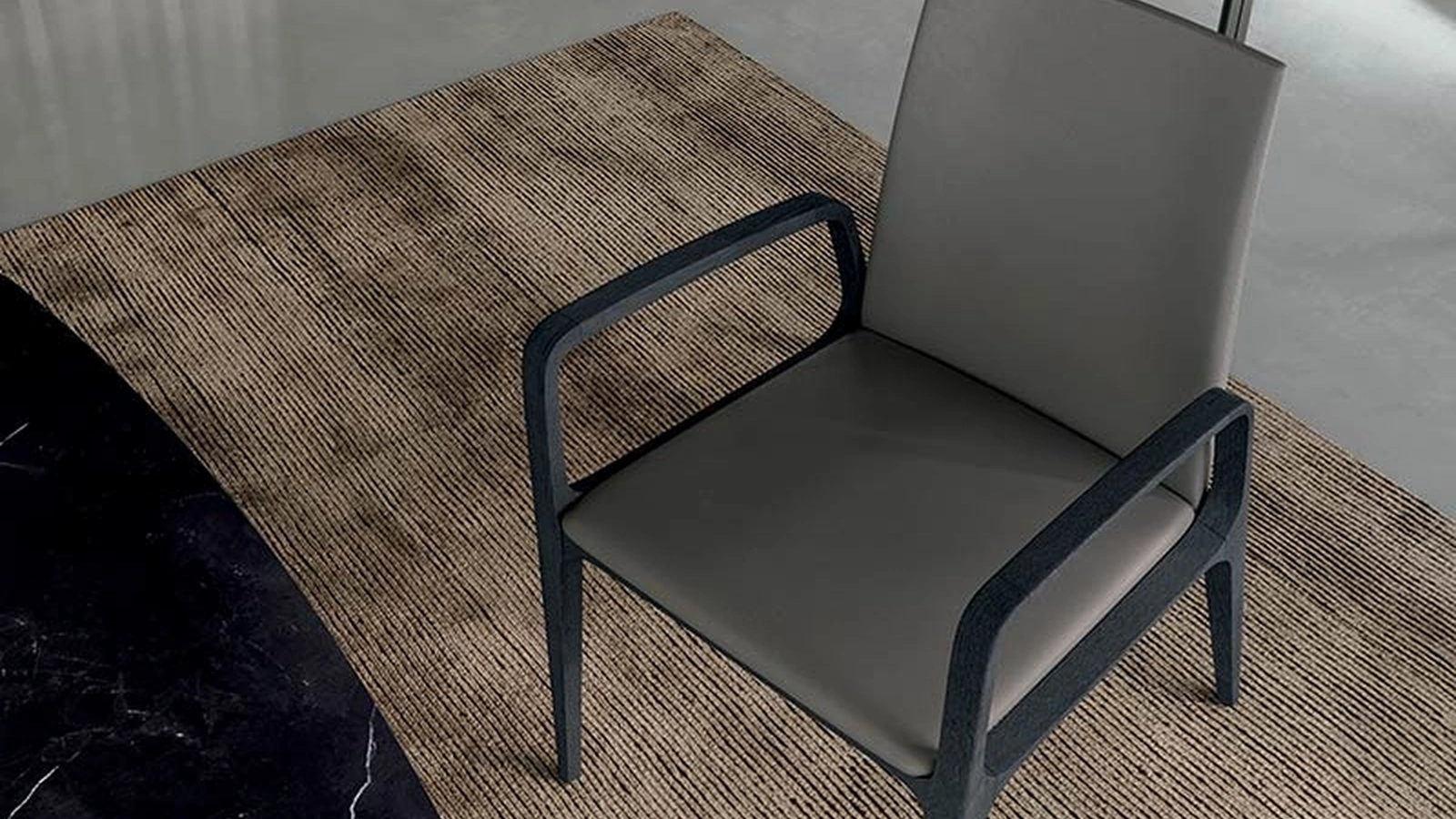 Sedia Wendy in pelle con struttura in legno con braccioli di Dall'Agnese