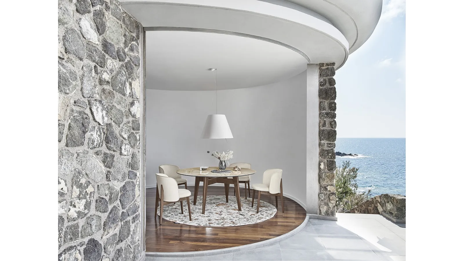 Tavolo rotondo in ceramica con struttura in legno massello Abrey di Calligaris