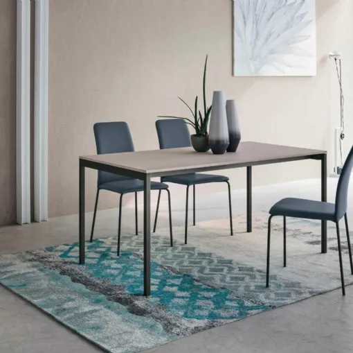 Tavolo Oscar con piano in materico pietra piasentina e struttura in metallo antracite di Sedit