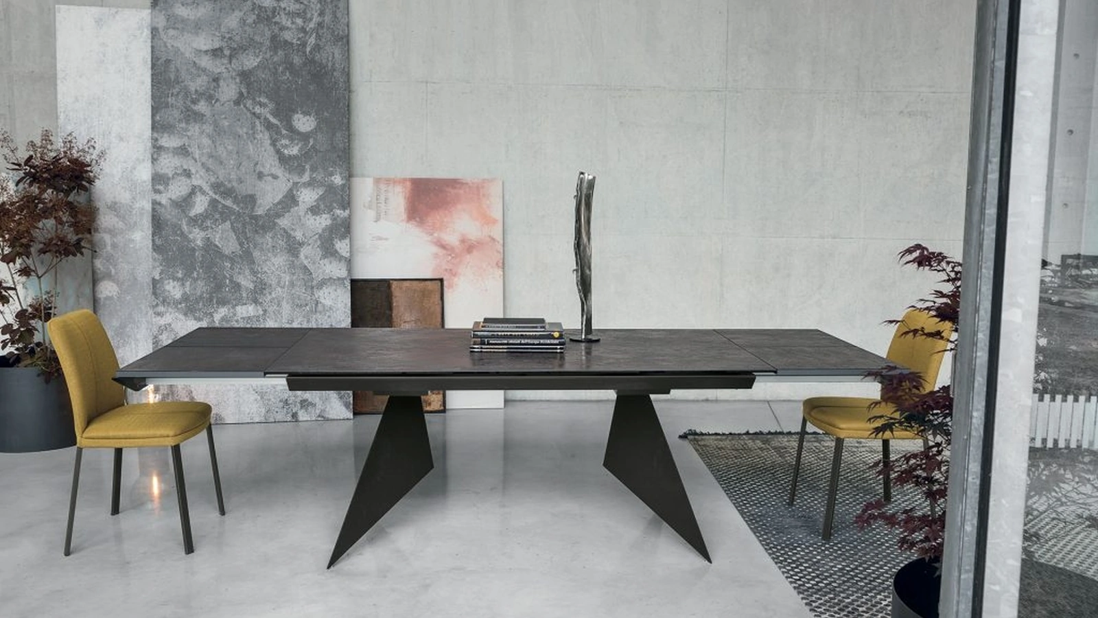 Tavolo allungabile Vela con top in ceramica oxide nero e base in metallo antracite di Sedit