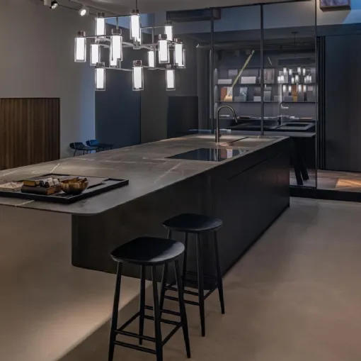 Cucina Design con isola Haiku in laccato finitura bronzata, a peltro, effetto metallico con top in marmo di Key Cucine