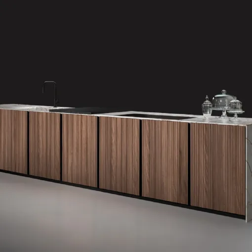Cucina Design a isola KU45 Stripe in Noce Canaletto con top e fianchi in marmo Melbourne di Key Cucine