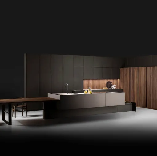 Cucina Design con isola Strip in Noce Canaletto e finitura Metallo Liquido di Key Cucine