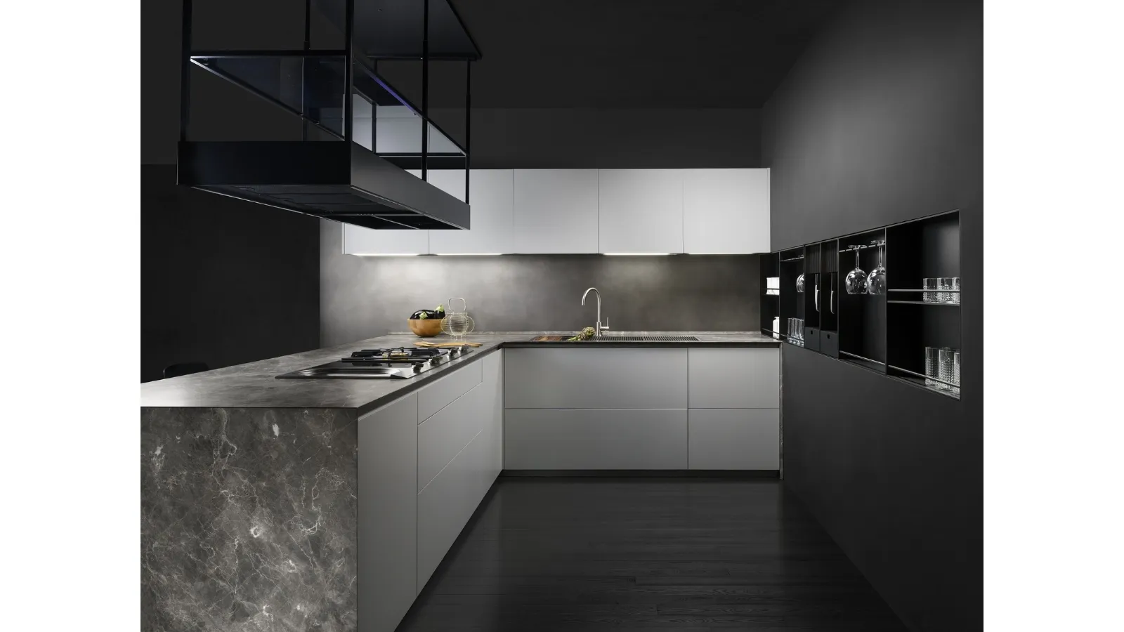 Cucina Design con penisola Volumi in acrilico Grigio chiaro e top e fianchi in marmo Jolie Grey di Key Cucine