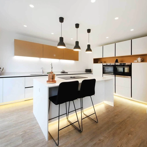 Cucina Moderna con isola All-Around D20 Bianca e Ottone di Doimo Cucine