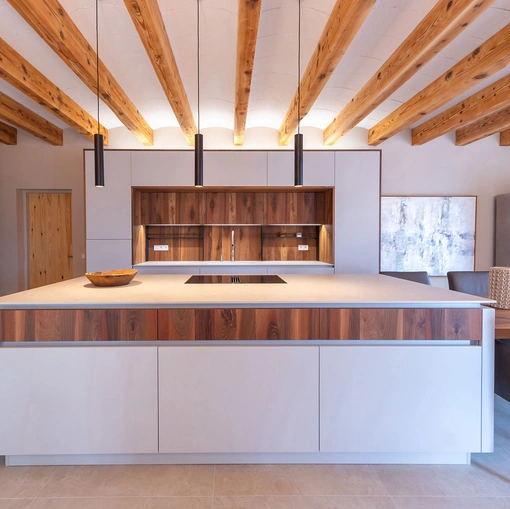 Cucina Moderna con isola All- Around D23 Noce e Grigio di Doimo Cucine