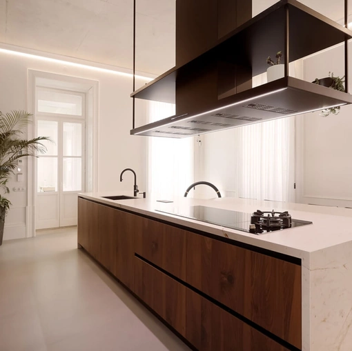 Cucina Moderna con isola Aspen in Noce Canaletto di Doimo Cucine