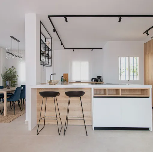 Cucina Moderna con penisola D23 in Rovere e laccato Bianco di Doimo Cucine