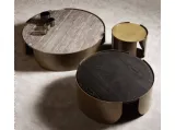 Tavolino con base in metallo curvato e piano proposto in legno, metallo o marmo Atenae di Cantori