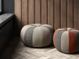 Pouf dalla forma tonda Bound in tessuto con lavorazione a spicchi colorati di Doimo Salotti