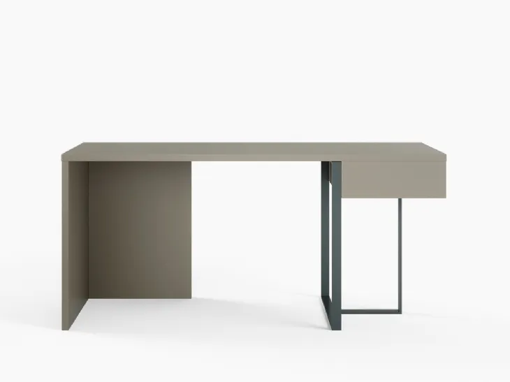 Scrittoio free standing Desk in laccato opaco con gambe in metallo di Novamobili