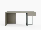 Scrittoio free standing Desk in laccato opaco con gambe in metallo di Novamobili