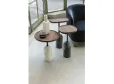 Tavolino con base cilindrica in marmo bianco di Carrara o grigio Carnico, stelo centrale in metallo verniciato finitura nero opaco e piano in massello di noce canaletta Ekero di Porada