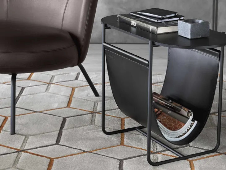 Tavolino portariviste con top in legno e struttura in metallo con sacca portariviste in cuoio Magazine di Calligaris