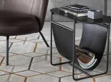 Tavolino portariviste con top in legno e struttura in metallo con sacca portariviste in cuoio Magazine di Calligaris