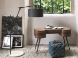 Scrittoio in noce con gambe coniche in in ottone bronzato spazzolato Micol di Porada
