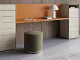 Pouf Besu in tessuto a base tonda in legno finitura ottone anticato di Dall'Agnese