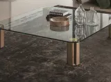 Tavolino quadrato basso con piano in cristallo trasparente Quadrifoglio di Porada