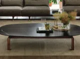 Tavolino con piano ovale in marmo e piedi in legno massello Quay di Porada
