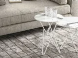 Tavolino rotondo in ceramica effetto marmo con base in metallo Stellar di Calligaris