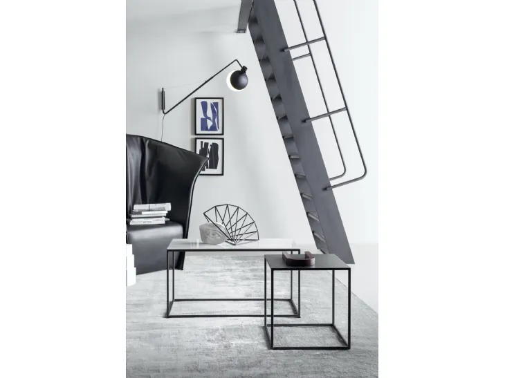 Tavolino Team con base in metallo e top disponibile in varie finiture di Novamobili