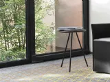 Tavolino sagomato con top in legno e gambe in metallo Tweet 01 di Calligaris