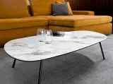 Tavolino sagomato con piano in ceramica effetto marmo Tweet 02 di Calligaris