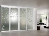 Porta per interni Elegance Arianna scorrevole con ante fisse laterali, vetro acidato, decorazione vetro Blumen colorato, struttura legno finitura laccato bianco di Foa