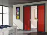 Porta per interni Flat a Scomparsa doppia con vetro Song Rosso e struttura legno laccato grafite di Foa