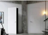 Porta battente per interni in laccato bianco come la parete Gea Filo muro di Doal
