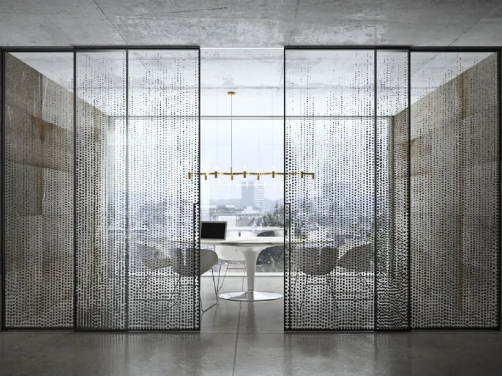 Porta per interni Manhattan Scorrevole in vetro trasparente decoro Glitter con telaio in alluminio di Henry Glass