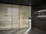 Porta per interni Manhattan Scorrevole Classic in vetro con decoro Arabesco e telaio in alluminio di Henry Glass