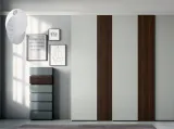 Armadio con ante scorrevoli Vertical laccato opaco con inserti in essenza di Dall'Agnese