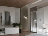 Box doccia con anta che ruota su due perni fissati alla cornice A6 Pivot con traversa di Arcom