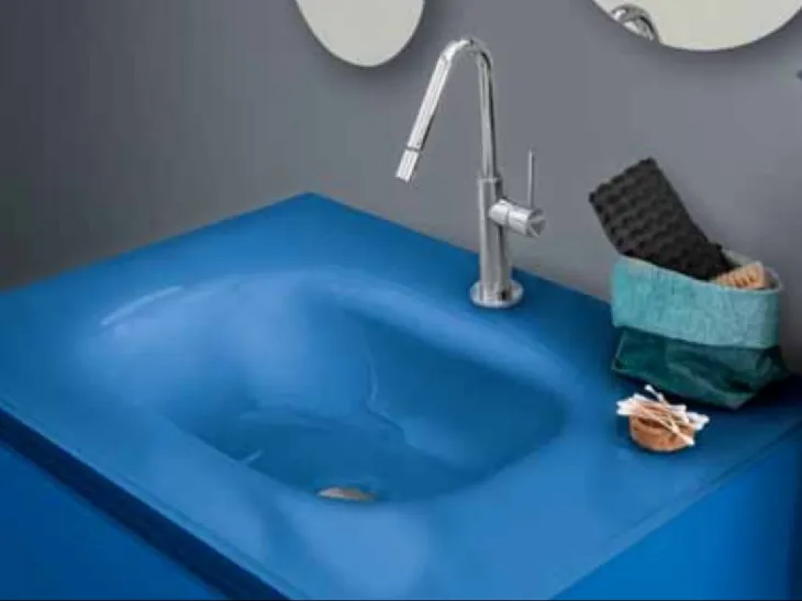 Mobile bagno sospeso di design con top in vetro laccato lucido blu genziana Campus 05 di Birex