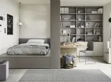Cameretta componibile con letto su cassettone, scrivania e ampia libreria Next space 02 di Nidi