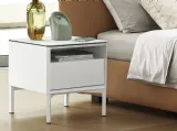 Comodino York in laccato Bianco opaco con piedini in metallo di Calligaris