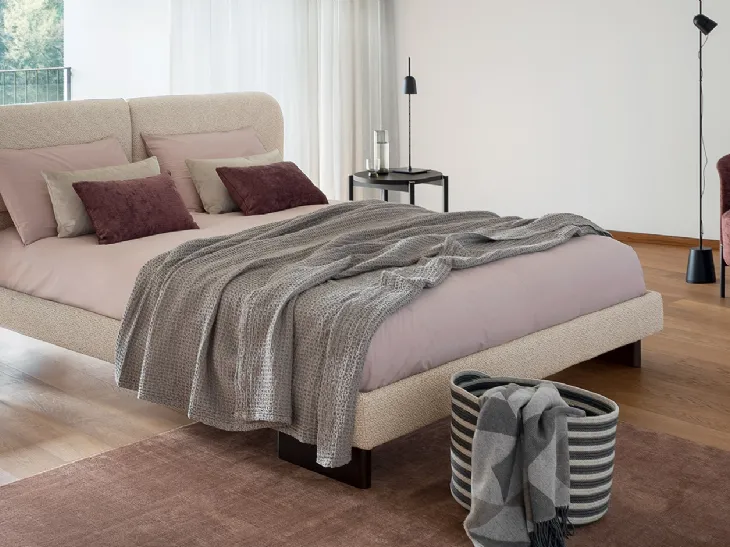 Letto in tessuto imbottito con testiera trapuntata Kilian di Calligaris