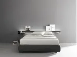 Letto in tessuto con una barra in alluminio che, fissata alla parete, completa il giroletto Groove di Caccaro