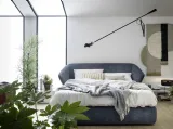 Letto di design in tessuto con testiera originale curva e avvolgente Hide di Novamobili