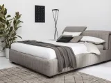 Letto in tessuto imbottito con trapuntatura verticale Portland di Calligaris