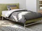 Letto singolo Pillow in tessuto con grande testiera imbottita di Nidi