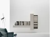 Libreria di design sospesa caratterizzata da moduli orizzontali e verticali aperti e chiusi che si intrecciano di Caccaro