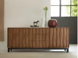 Credenza in legno massello con decorazione frontale e base in metallo Masai di Porada