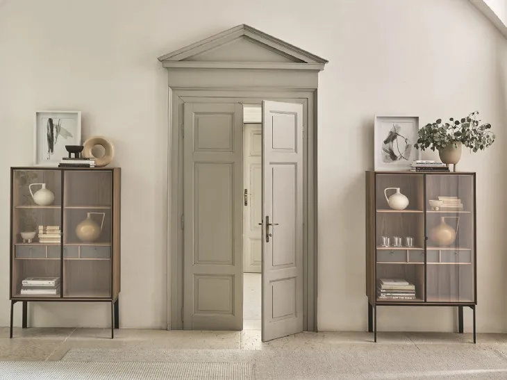 Madia Alta in legno con ante in vetro e base in metallo Matics 2 door di Porada