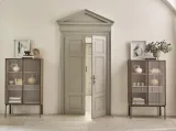 Madia Alta in legno con ante in vetro e base in metallo Matics 2 door di Porada