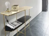 Mobile ingresso in ottone lucido con piano superiore in ceramica e piano inferiore in legno Puro Calligaris